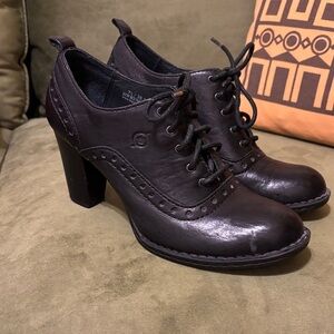 Born women’s heeled Oxford 7.5